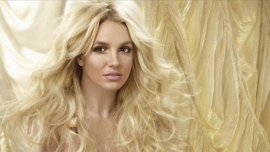 Britney Spears es acusada de falsificar sus abdominales con maquillaje