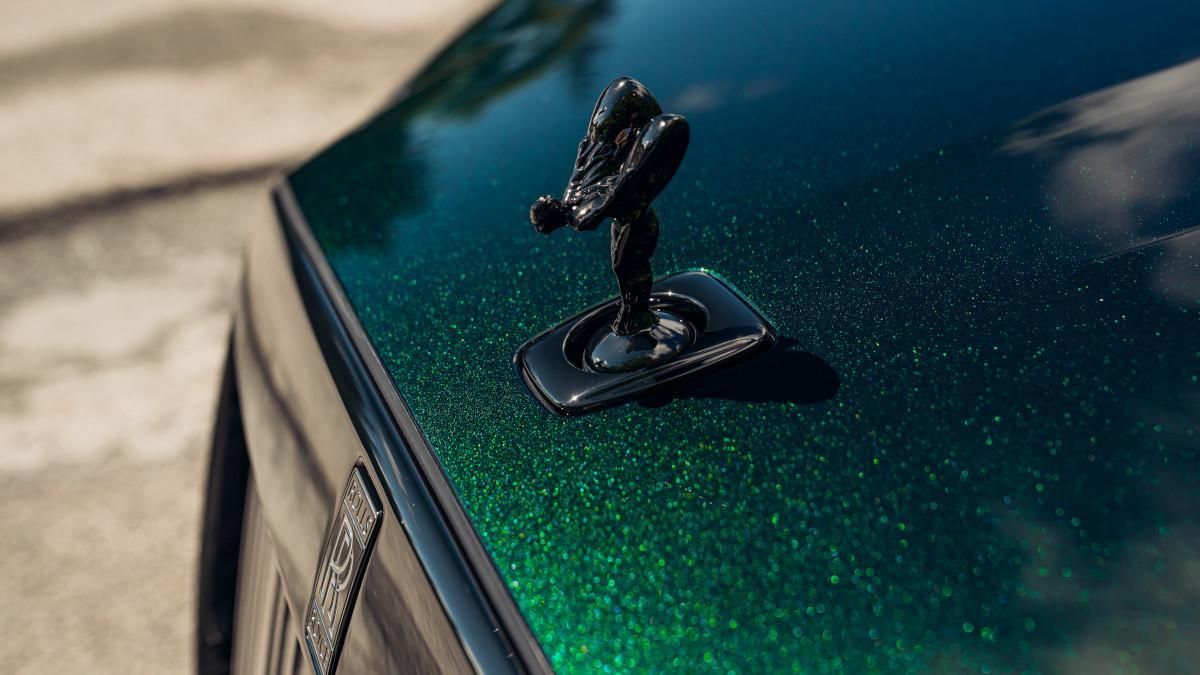 La Spirit of Ecstasy emerge sobre una pintura verde llena de matices, inspirada directamente en el automóvil que condujo Charles Rolls.