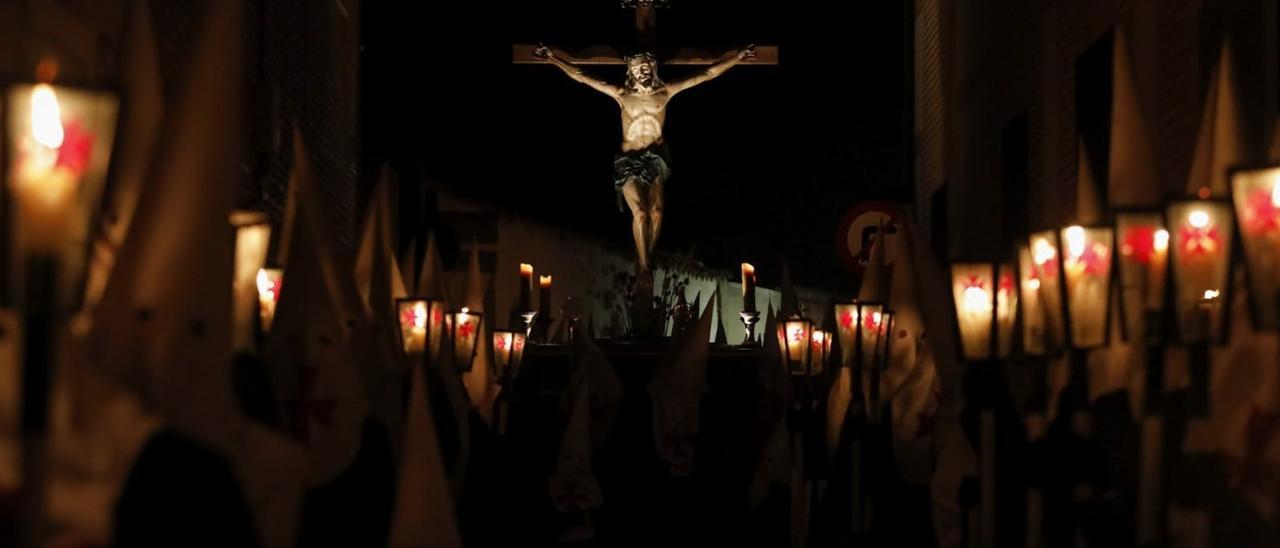 Cofrades arropan al Cristo de la Expiración durante el vía crucis procesional del Miércoles Santo