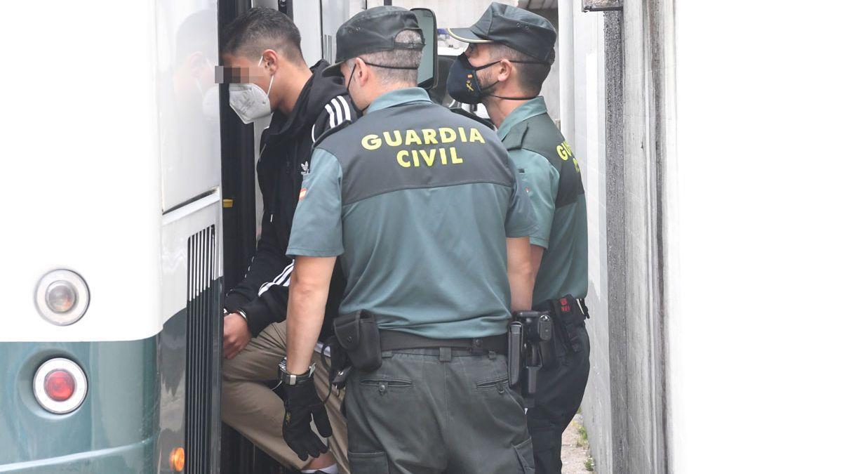 Gritos de "asesinos" a los detenidos por el crimen de Samuel Luiz en A Coruña