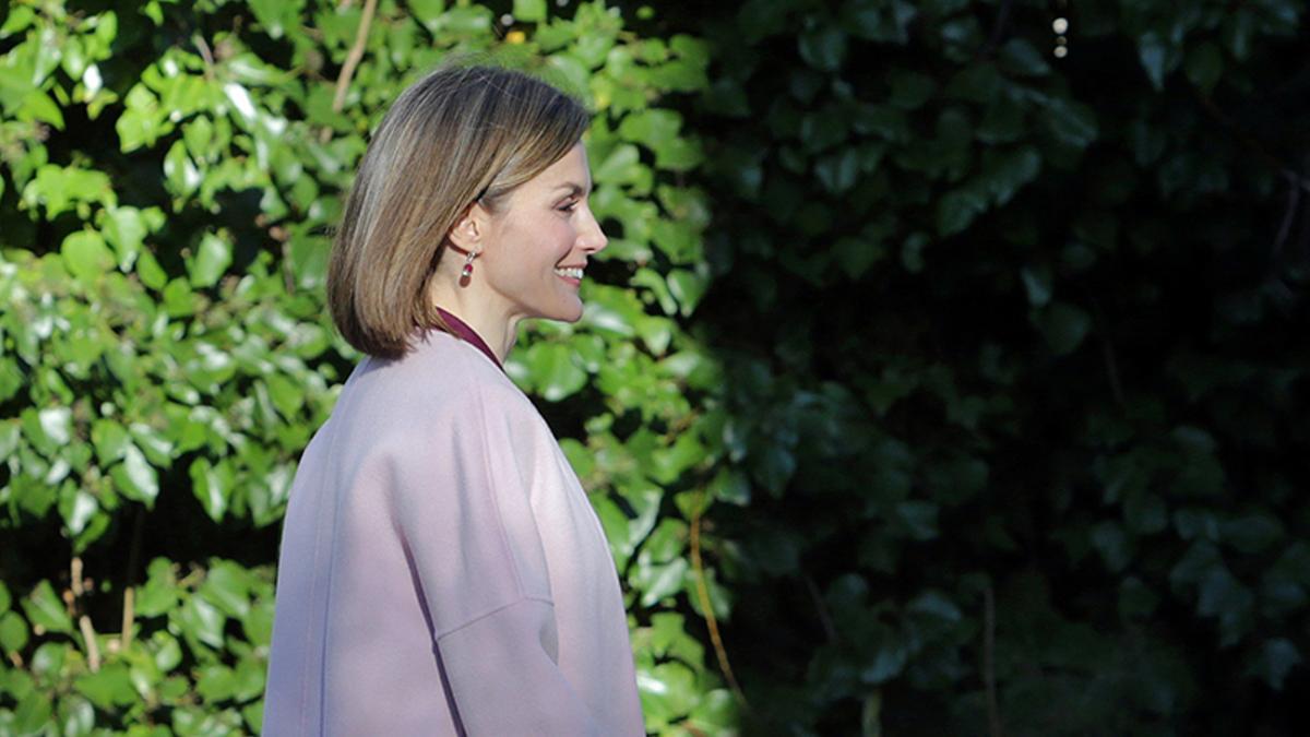 Letizia Ortiz, al mal tiempo buena cara, con abrigo rosa