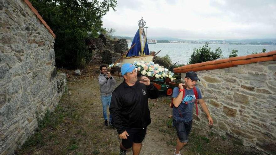 Vecinos de Carril con la Virgen de Cortegada en el antiguo poblado de la isla. // Iñaki Abella
