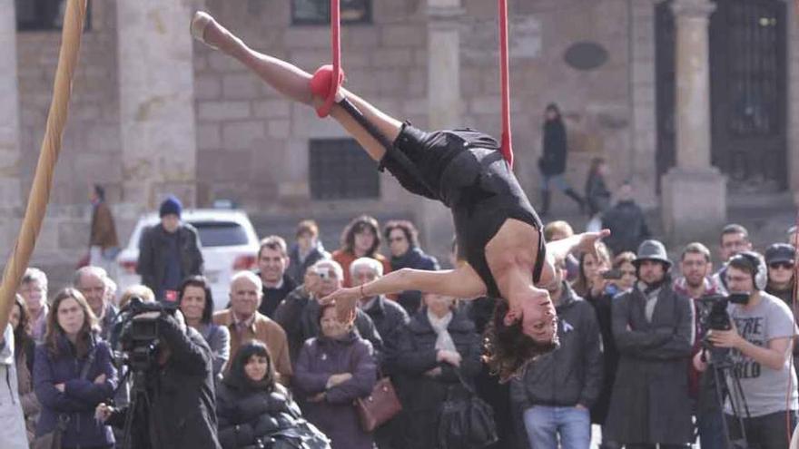 Acto de repulsa a la violencia de género organizado por el Ayuntamiento en la Plaza Mayor.