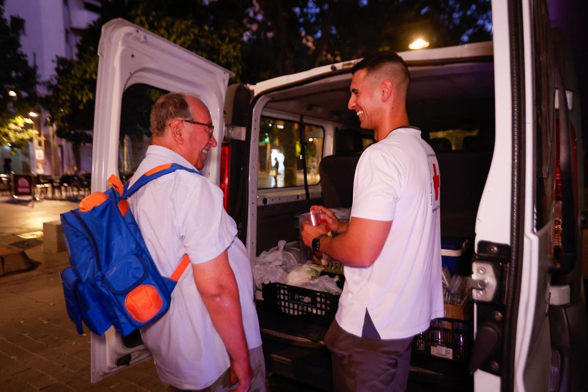 Una noche con Cruz Roja y las personas sin hogar de Córdoba