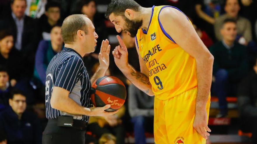 Ioannis Bourousis protesta al árbitro del partido, Pérez Pizarro, una técnica.