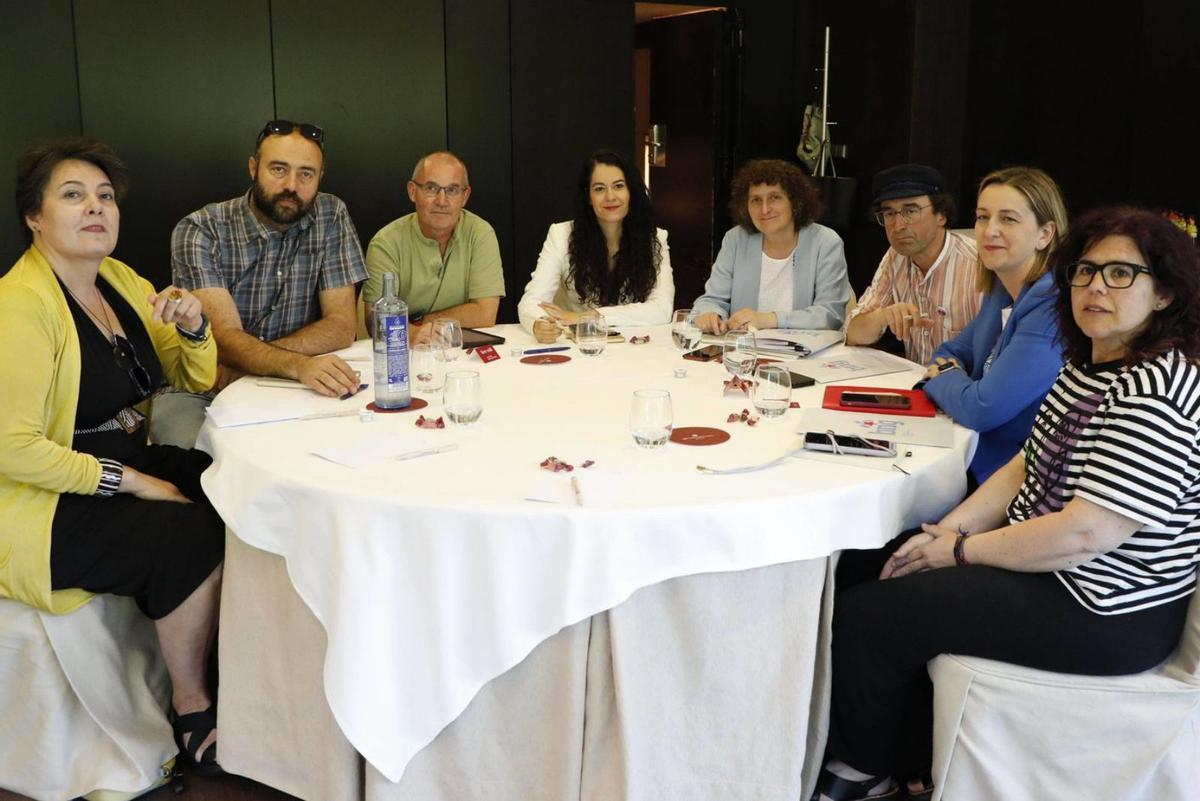 Concha Fernández, Miguel Penas, Xan Duro, María Rozas, Goretti Sanmartín, Xesús Domínguez, Míriam Louzao y Pilar Lueiro, ayer, en la reunión entre el BNG y CA en el Hotel NH Collection / antonio hernández