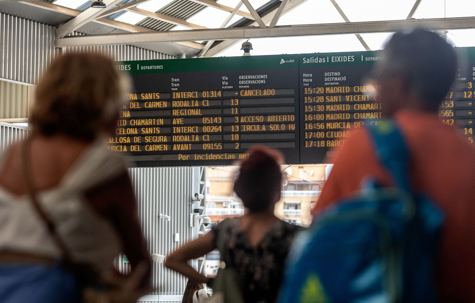 Numerosos viajeros reclaman por la cancelación de los trenes entre la Alicante y Cataluña