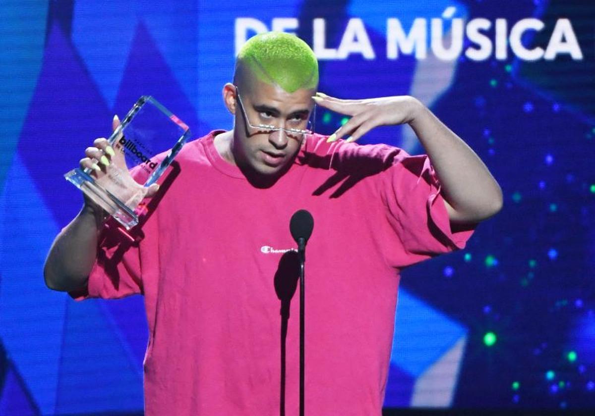 En los Premios Billboard de 2019 Bad Bunny llevó mani flúor y varios cambios de look