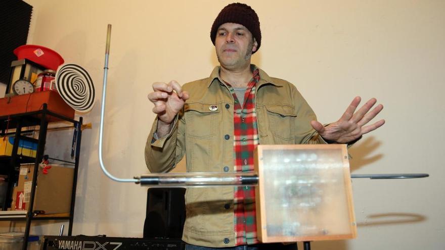 El vigués Paulo Pascual le enseña a Berto Romero las posibilidades del  theremin - Faro de Vigo