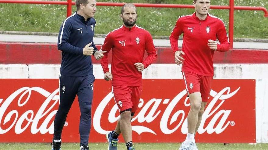 Lora, en el centro, realiza carrera continua junto al preparador físico, Manu Poblaciones y Álex Bergantiños.