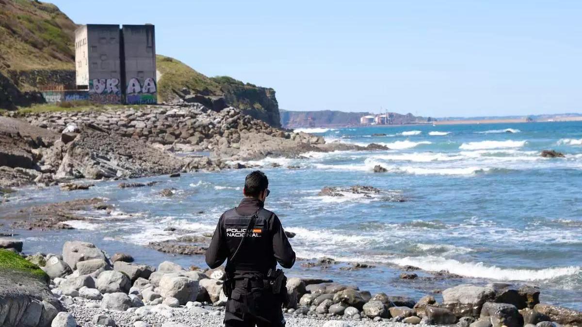VÍDEO: Investigan la muerte de un hombre en Gijón que apareció en la playa de Peñarrubia