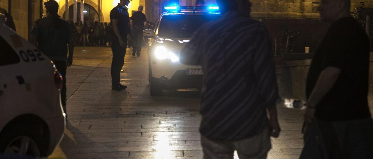 Operativo policial en las calles del Oviedo Antiguo, en el San Mateo de 2019. | Miki López