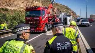 Reabre la Ronda Litoral tras permanecer casi siete horas cortada por el accidente mortal de un camión
