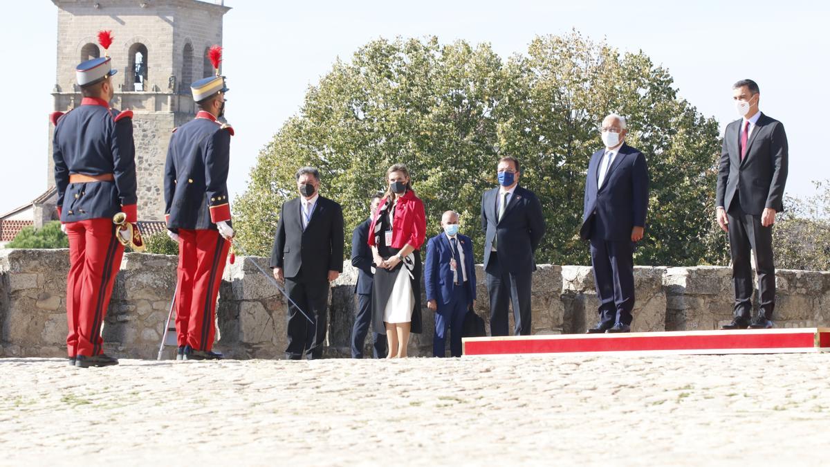 El presidente del Gobierno, Pedro Sánchez, y el primer ministro portugués, António Costa, en la recepción oficial en el castillo de Trujillo.