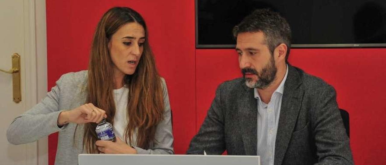 La concejala de Urbanismo, Paola María, y el alcalde, Alberto Varela. // Iñaki Abella