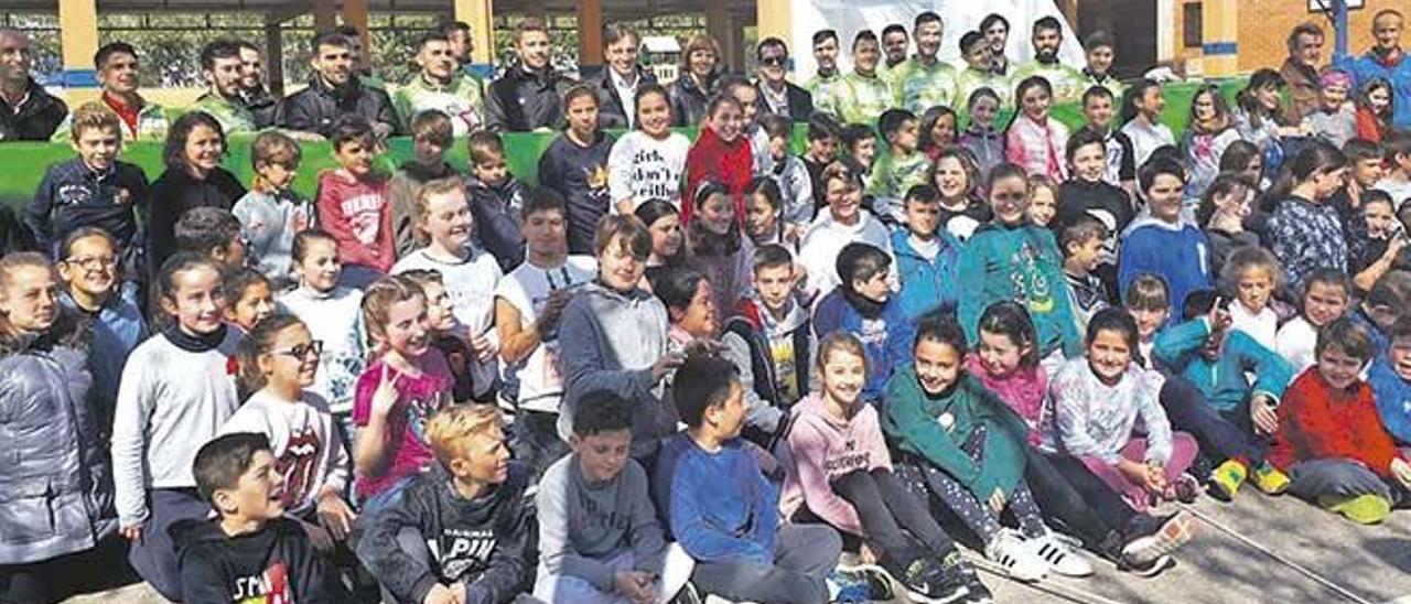 Els jugadors del Palma Futsal amb els alumnes del CEIP Jaume I de Palmanova.