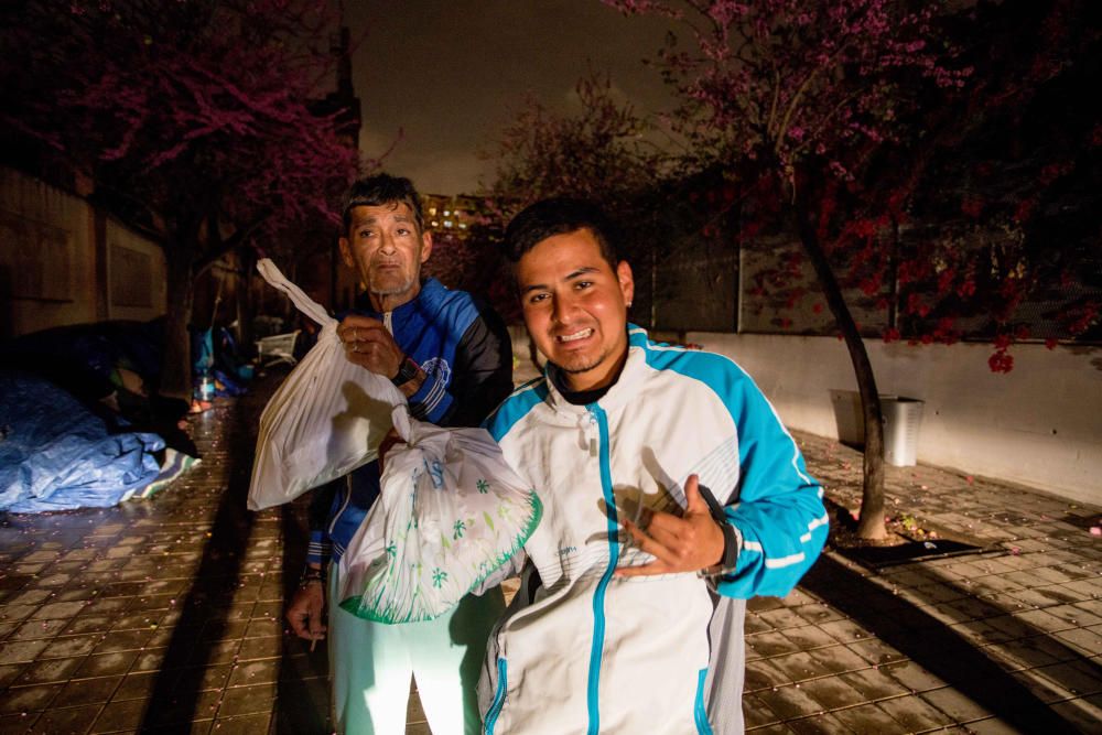 Cientos de personas sin techo sobreviven a la pandemia gracias a la solidaridad.