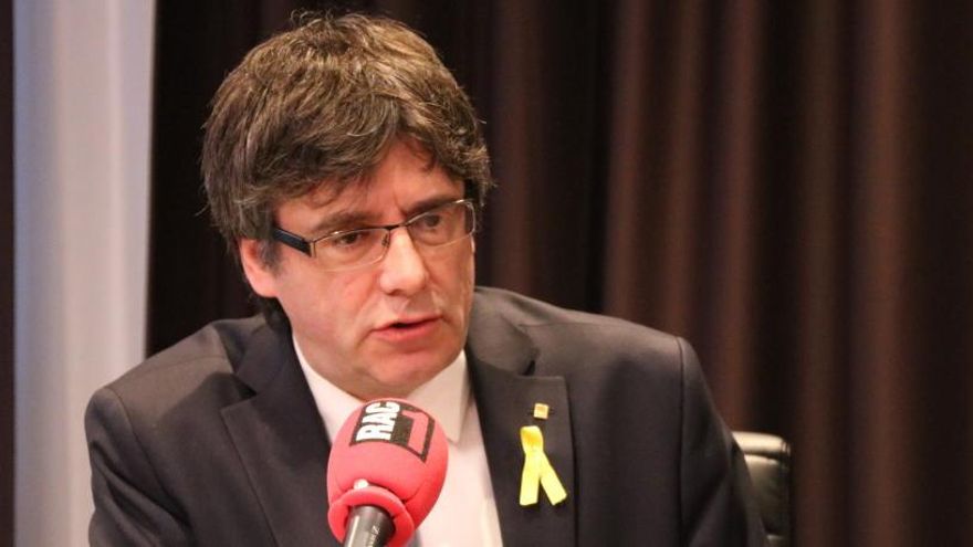 Puigdemont: &quot;Felip VI es va posar un vestit civil però va fer un discurs militar&quot;