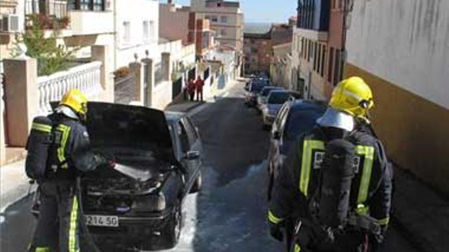 Arde un coche en marcha en Peñaredonda