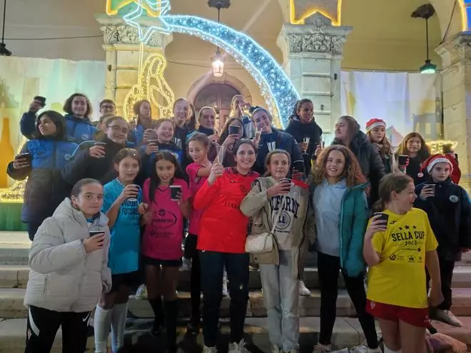 Villaviciosa 'descorcha' la Navidad con un brindis multitudinario