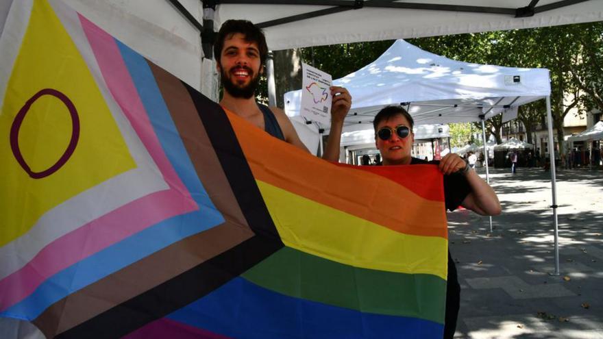 Membres de l’associació LGBTI+  amb la bandera inclusiva.