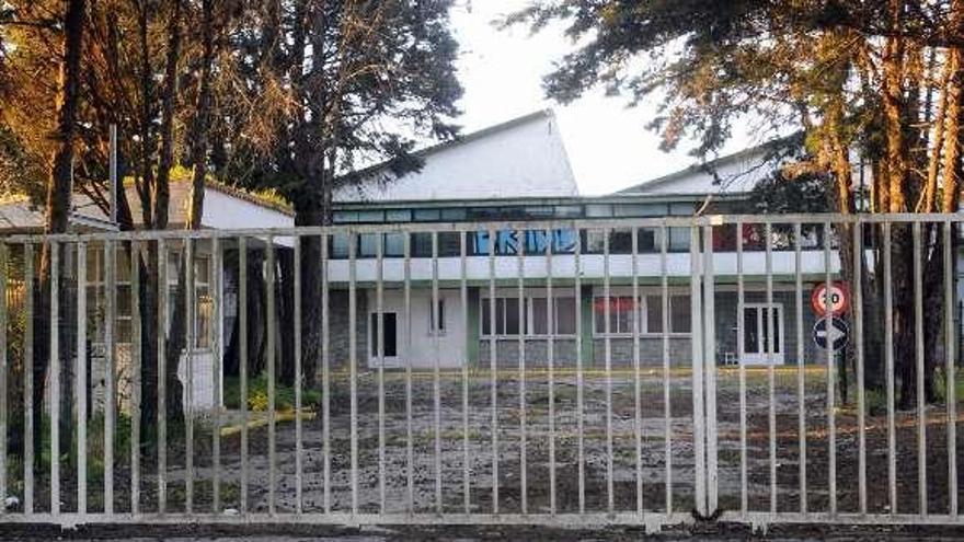 Fachada de la antigua fábrica de Megasa, en As Carolinas.