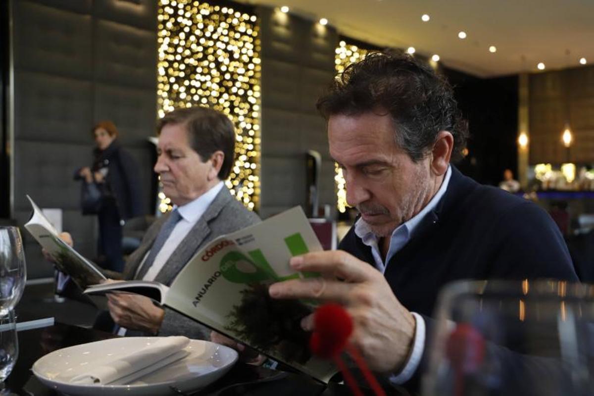 Ricardo López-Crespo y Francisco Moreno leen el Anuario del Olivar que Diario CÓRDOBA entrega este domingo.
