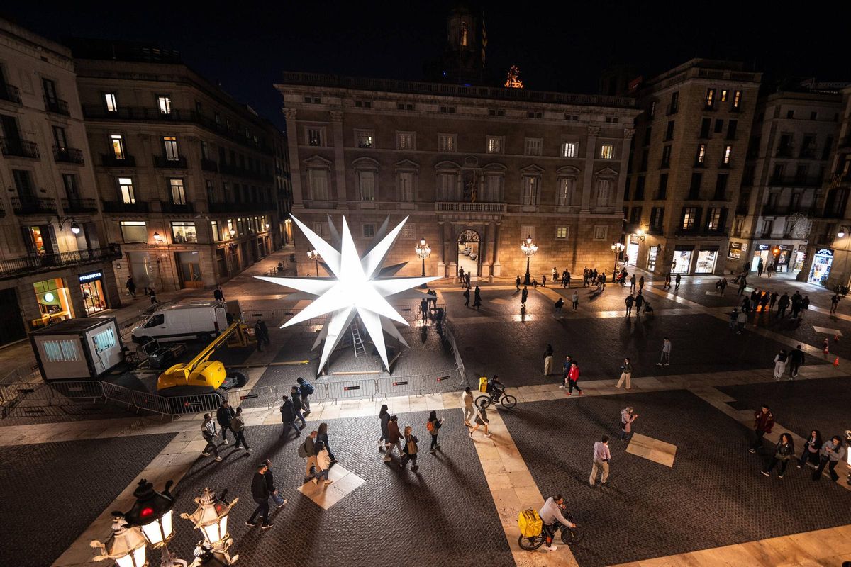 La estrella de Nadal ja ilumina la plaça Sant Jaume. Una gran estrella de luz de 20 puntas iluminará la plaza de Sant Jaume esta Navidad La estrella de Nadal ja ilumina la plaça Sant Jaume. Una gran estrella de luz de 20 puntas iluminará la plaza de Sant Jaume esta Navidad