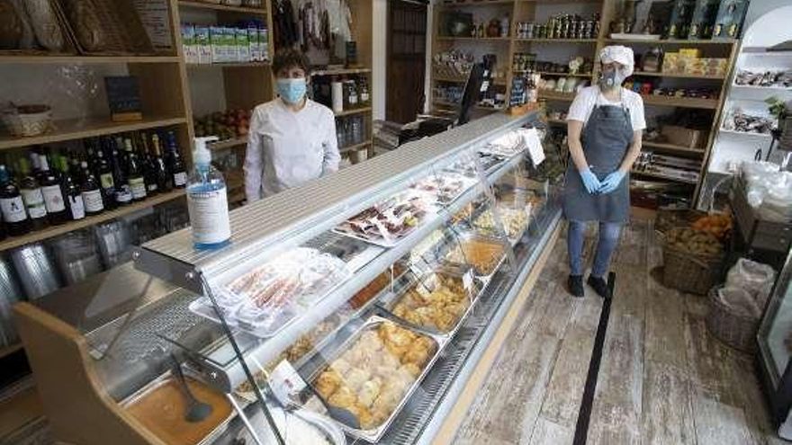Arancha Burgueño y Nieves Vázquez, en su local de La Arena.