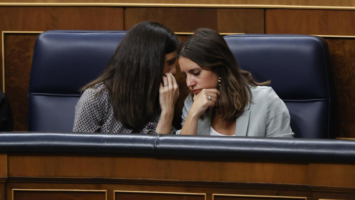 Ione Belarra e Irene Montero durante el debate de investidura de Alberto Núñez Feijóo.