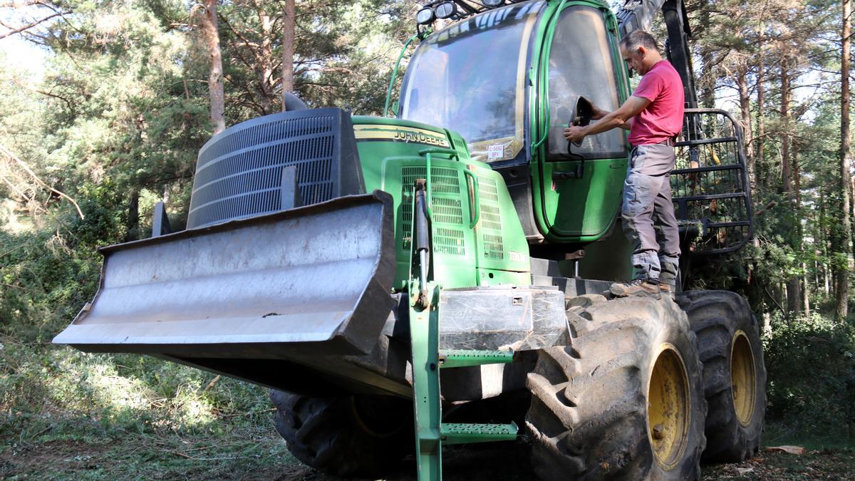 Xavier Herraiz, treballador forestal, mira els desperfectes d&#039;una de les seves màquines