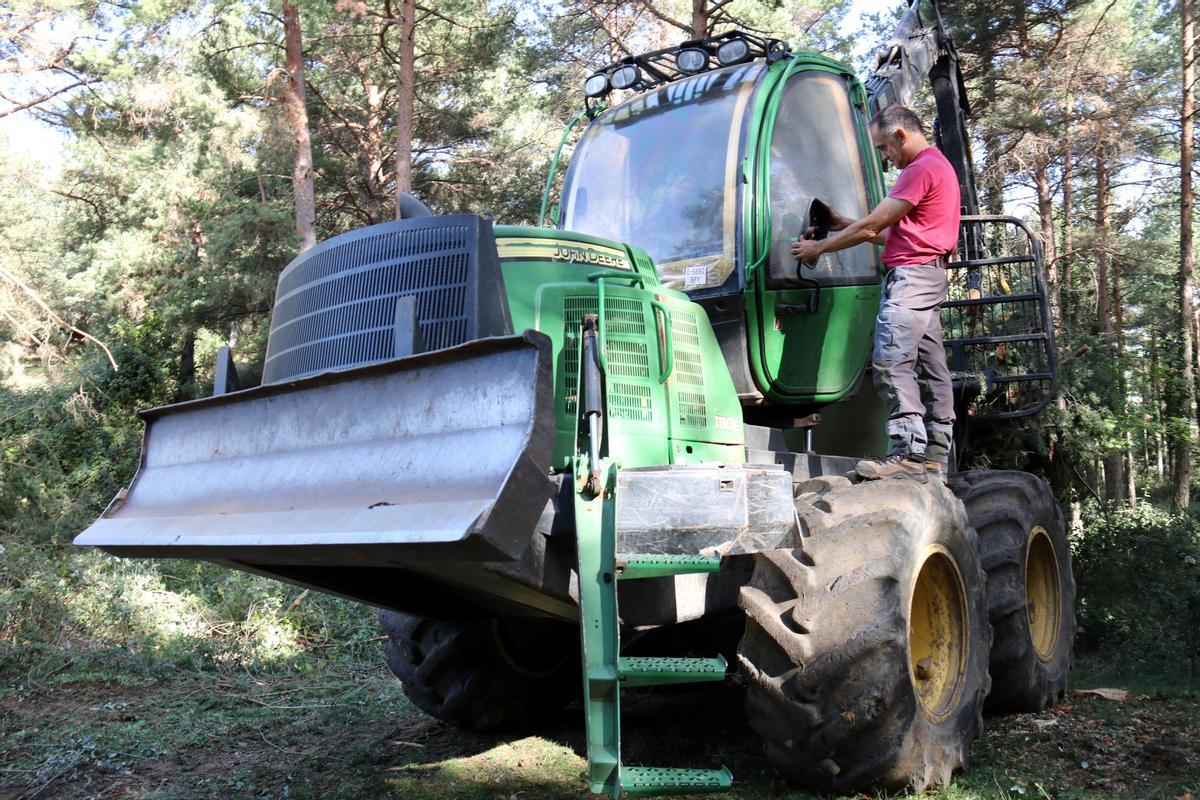 Xavier Herraiz, treballador forestal, mira els desperfectes d'una de les seves màquines