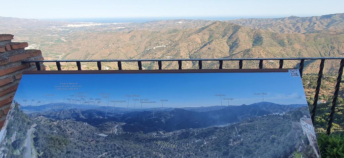 Vista panorámica desde el casco histórico de Comares, con una docena de localidades observables y señaladas en un panel informativo.
