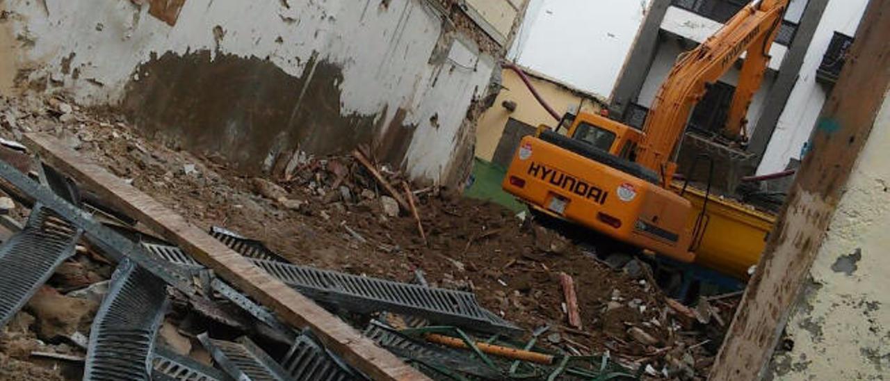 Varias terrazas de Triana se quedan sin luz tras el derribo de una casa