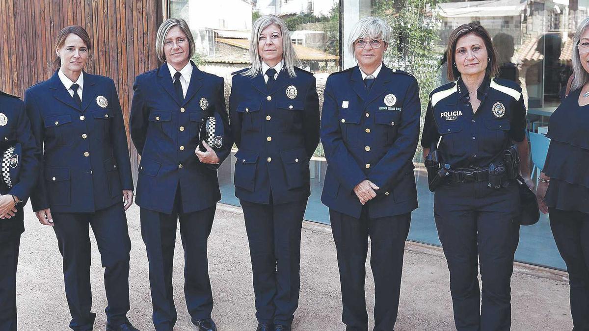 Foto de grup d’algunes de les actuals policies locals de Platja d’Aro; a la dreta, sense uniforme, hi ha Montse, una de les primeres agents.
