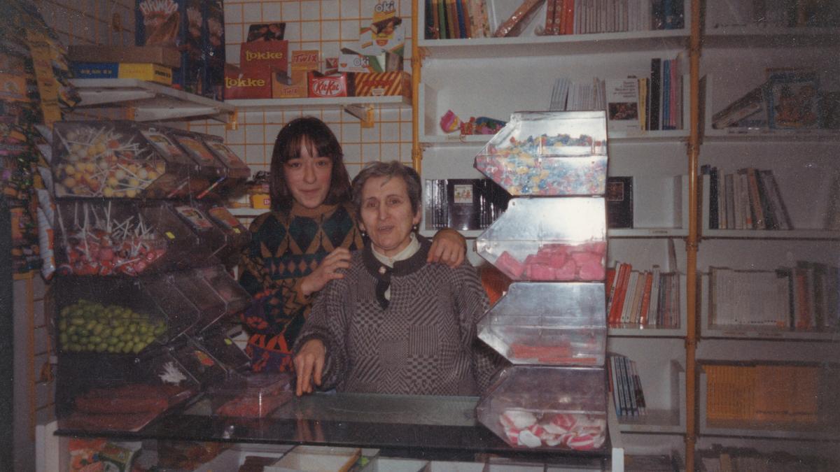 Natividad Puig (1935-2014) de Clip, a la dreta, a finals dels anys vuitanta.