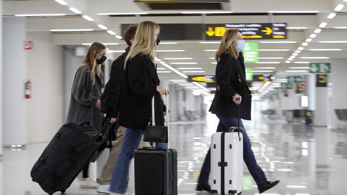 Viajeras en el aeropuerto de Barajas.