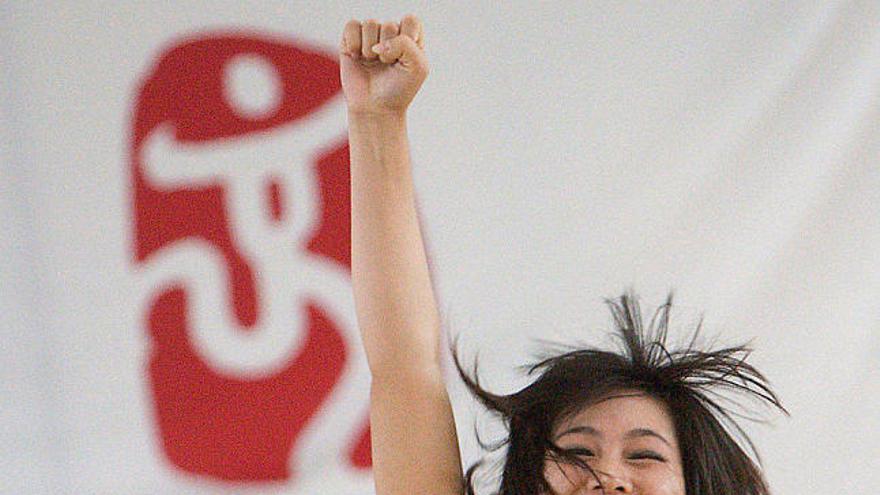 Las animadoras chinas se ponen a punto. Una animadora olímpica baila durante el entrenamiento realizado en un gimnasio en las afueras de Pekín. Un selecto grupo de 600 mujeres de toda china han estado entrenando meses para bailar y entretener a las multitudes en los eventos deportivos durante los Juegos Olímpicos. Su preparación ha sido tan dura como la de los deportistas en los últimos meses.