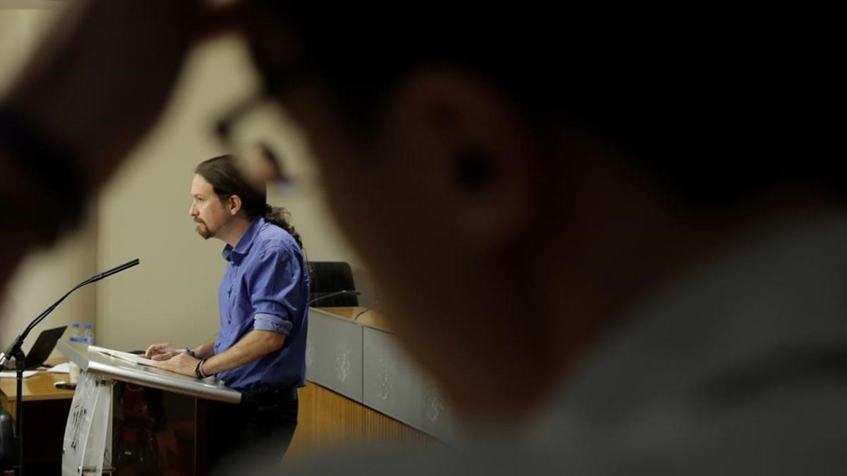 Pablo Iglesias comparece en rueda de prensa ante la mirada de Íñigo Errejón.