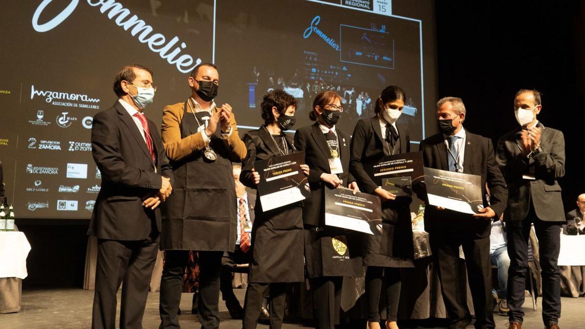 Las tres finalistas posan junto a las autoridades en el Ramos Carrión. |