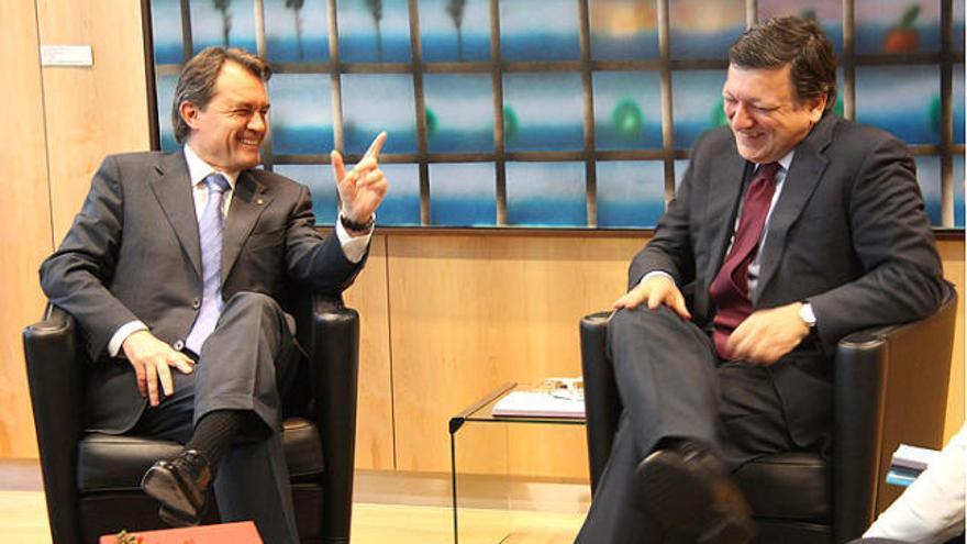 Artur Mas, ahir, bromejant amb Durao Barrosso en el primer viatge a l&#039;estranger del president català |