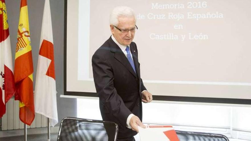 El presidente de Cruz Roja en Castilla y León, José Varela, presenta la memoria 2016 de la organización.