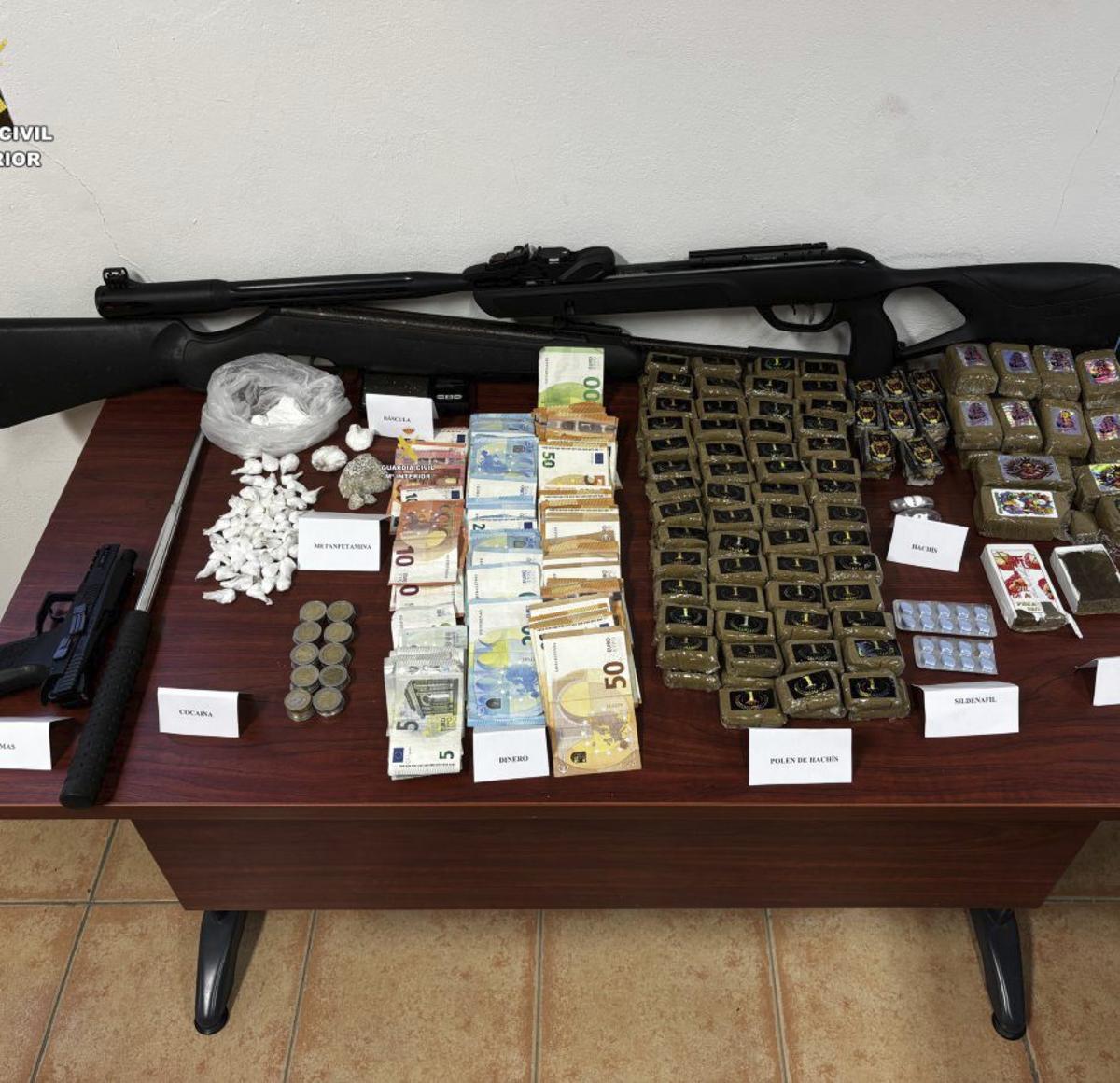 Drogas, dinero y armas intervenidas a los tres arrestados. | EL DÍA