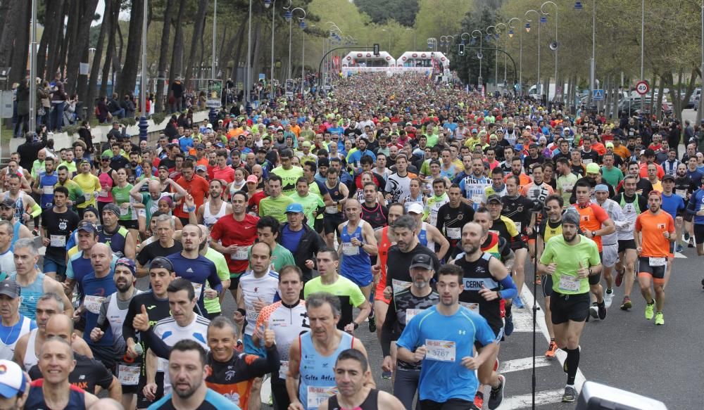 Más de 4.000 corredores toman la salida en Samil del medio maratón.