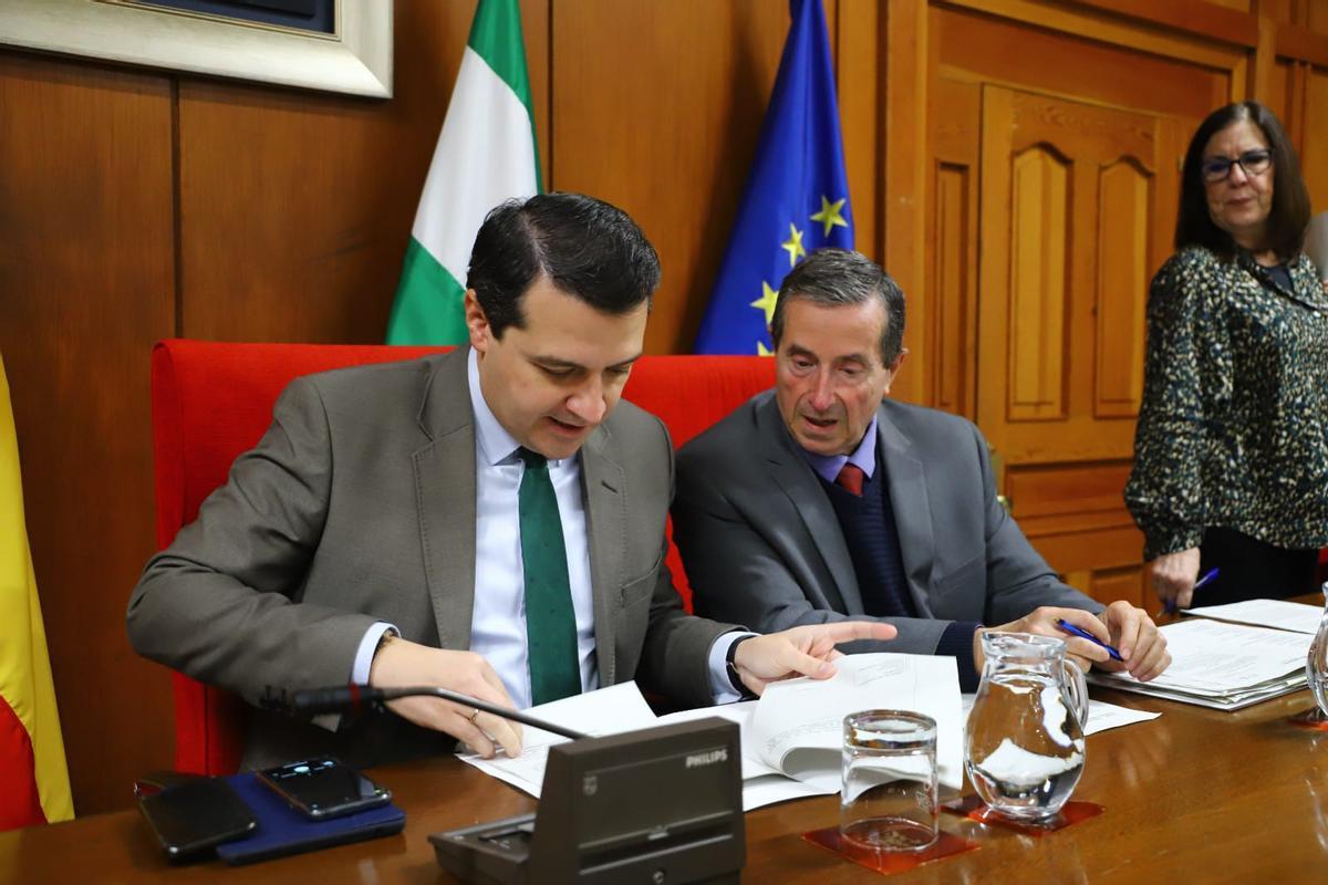 El alcalde, José María Bellido, y el secretario del Pleno, Valeriano Lavela, en la sesión de hoy.