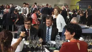 Los políticos se besan en la fiesta de Cañete