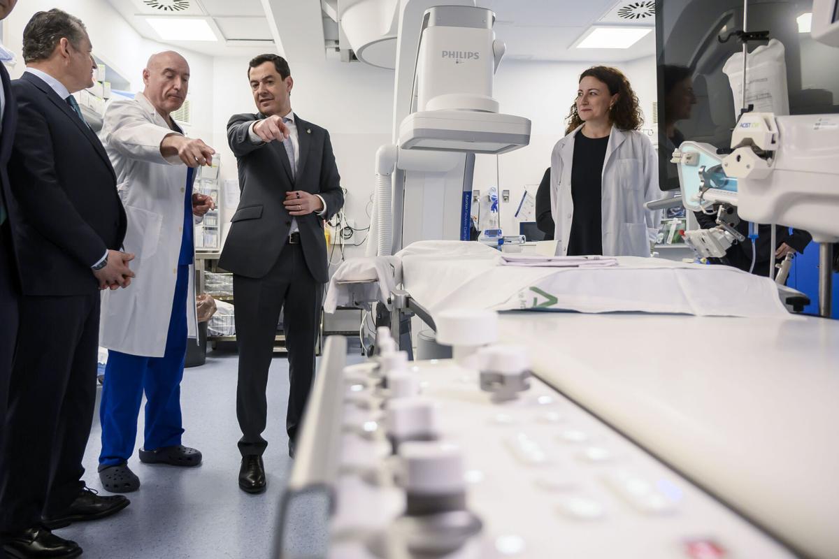 El presidente andaluz, Juanma Moreno, en una de sus visitas a hospitales en 2026