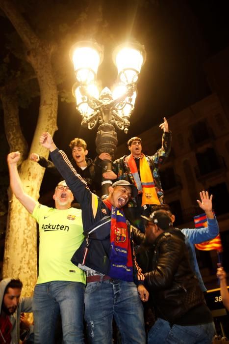 Los aficionados del Barcelona celebran el título.