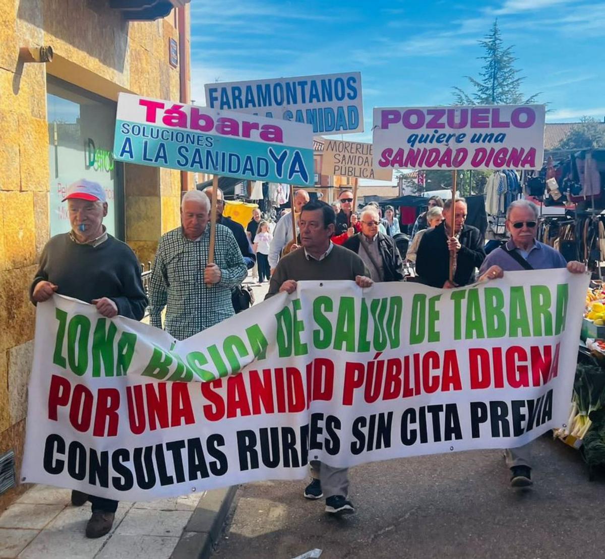 Manifestación por las calles de Tábara en la mañana de ayer | Cedida