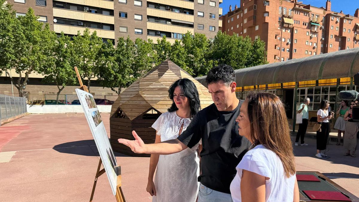 La consejera de Educación Carmen Susín, junto con la alcaldesa de Huesca, Lorena Orduna y el director del CEIP Alcoraz, Jorge Coloma.